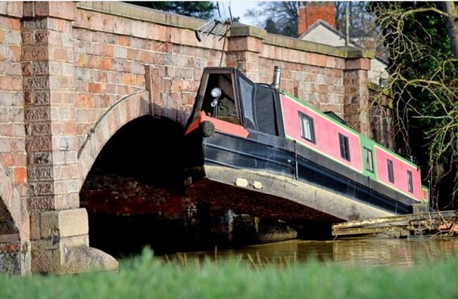 Barrow boat stranded.jpg