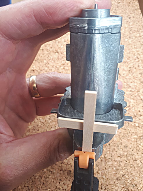 rsz_0008_signal_deck_clamps.jpg