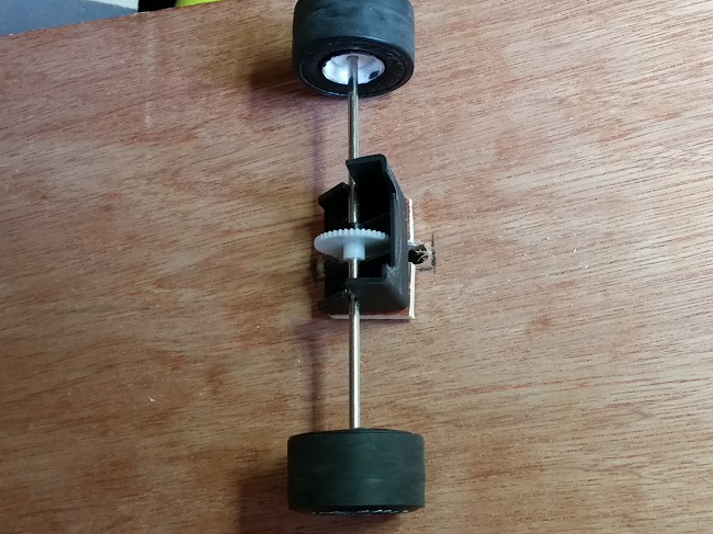 98 Rear axle on base board.jpg