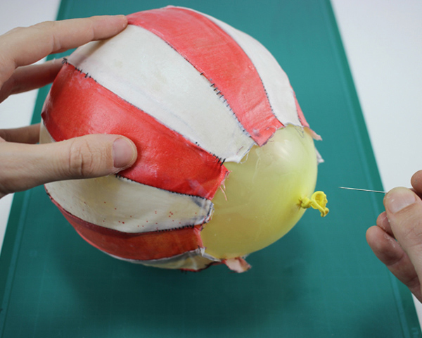 Treehouse Models White Shark Attacks Hot Air Balloon 600x480 2.jpg